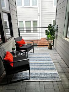 Open & Airy Near Vandy, Secure Elevator Building 1 Story 2 Bed Apt, Secure Parking, Patio, Elevator, Sleeping Space for Guests, Great for Groups, Walk to Campus, 24 Hr Hospitality