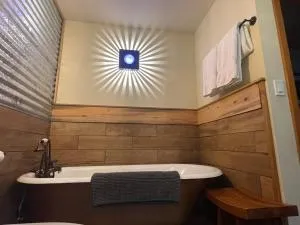 Cozy Spa Sanctuary - Steps to Restaurants and Shopping - 密尔沃基