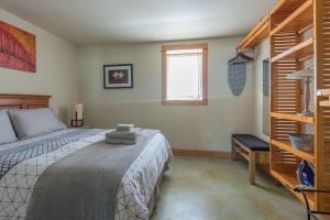 Cozy Spa Sanctuary - Steps to Restaurants and Shopping