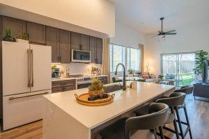 Golf & Sun Stay Rooftop Deck, Heated Pool Nearby
