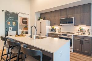 Phoenix Stay , Near Mayo Clinic & Shopping, Pool & Parking- S134