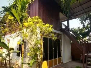 Roza Guest House - Phum Samraung