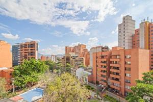 Medellin, Laureles - Luxury Penthouse, 5-min Zona Rosa, 5 Balconies, Panoramic City Views