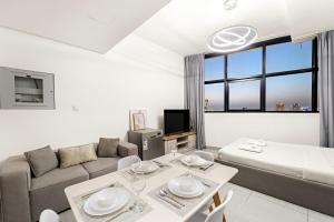 Studio Dubai, Cozy Luxury Stay Near Downtown Dining Shopping & Leisure