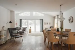 Guestly Homes - 4BR Countryside Stay Near Wind Farm - Vistheden