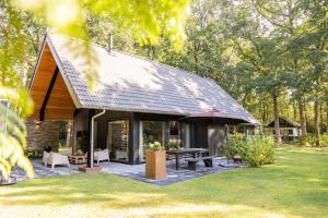 Boshuis midden in het bos met houtkachel in Appelscha