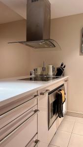 Comfortable & Well-Located 2 Bed Apartment in Chelsea