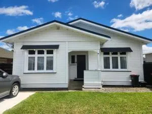 Elegant 3 Bedroom Home, walking distance to the Arena - Bunnythorpe