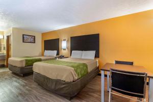 Queen Room with Two Queen Beds - Non-Smoking room in Econo Lodge North