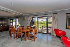 Leisure on Sleigh Langebaan - Direct golf course access & HOT TUB