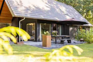 Boshuis midden in het bos met houtkachel in Appelscha