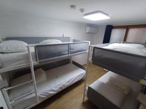 Giường trong Phòng ngủ tập thể Nữ 4 Người (Bed in 4-Bed Female Dormitory Room)