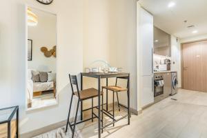 City View Studio Minutes Drive to Burj Khalifa, Azizi Riviera 43, Al Merkadh by Deluxe Holiday Homes