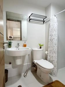 Cozy Condo with Pool & Gym Near Ayala Center