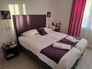 Hotels Le Crist'Al, hotel et restaurant, partiellement climatise, en front de mer et centre ville : photos des chambres