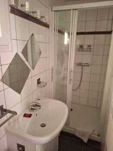 Hotels Le Crist'Al, hotel et restaurant, partiellement climatise, en front de mer et centre ville : Chambre Lits Jumeaux - Vue sur Mer