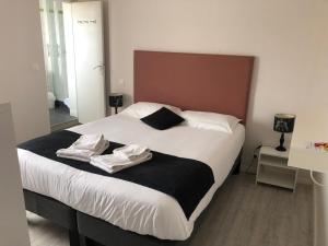 Hotels Le Crist'Al, hotel et restaurant, partiellement climatise, en front de mer et centre ville : photos des chambres