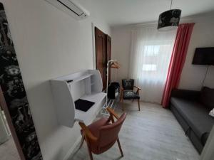 Hotels Le Crist'Al, hotel et restaurant, partiellement climatise, en front de mer et centre ville : photos des chambres