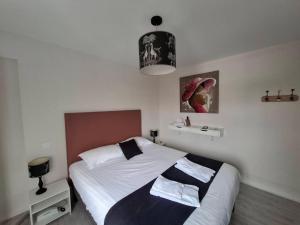 Hotels Le Crist'Al, hotel et restaurant, partiellement climatise, en front de mer et centre ville : photos des chambres