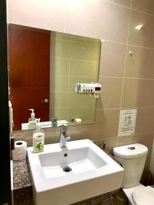 COZI two bedroom family room near Grand Hyatt BGC