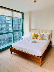 COZI two bedroom family room near Grand Hyatt BGC