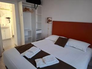 Hotels Le Crist'Al, hotel et restaurant, partiellement climatise, en front de mer et centre ville : photos des chambres