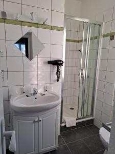 Hotels Le Crist'Al, hotel et restaurant, partiellement climatise, en front de mer et centre ville : photos des chambres