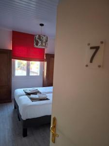 Hotels Le Crist'Al, hotel et restaurant, partiellement climatise, en front de mer et centre ville : photos des chambres