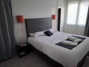 Hotels Le Crist'Al, hotel et restaurant, partiellement climatise, en front de mer et centre ville : photos des chambres