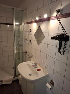 Hotels Le Crist'Al, hotel et restaurant, partiellement climatise, en front de mer et centre ville : photos des chambres