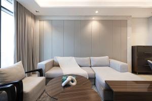 Modern 1-Bedroom Apartment with Stunning Burj Khalifa and city Views