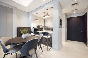 Modern 1-Bedroom Apartment with Stunning Burj Khalifa and city Views