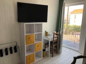 Hotels Le Crist'Al, hotel et restaurant, partiellement climatise, en front de mer et centre ville : photos des chambres