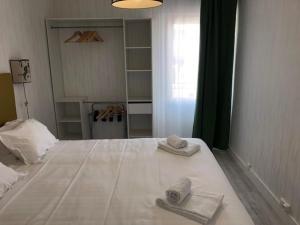 Hotels Le Crist'Al, hotel et restaurant, partiellement climatise, en front de mer et centre ville : photos des chambres