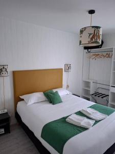 Hotels Le Crist'Al, hotel et restaurant, partiellement climatise, en front de mer et centre ville : photos des chambres