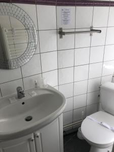 Hotels Le Crist'Al, hotel et restaurant, partiellement climatise, en front de mer et centre ville : photos des chambres