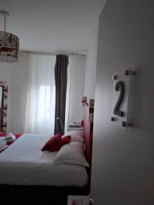 Hotels Le Crist'Al, hotel et restaurant, partiellement climatise, en front de mer et centre ville : photos des chambres