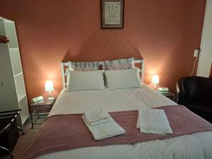 Hotels Le Crist'Al, hotel et restaurant, partiellement climatise, en front de mer et centre ville : photos des chambres