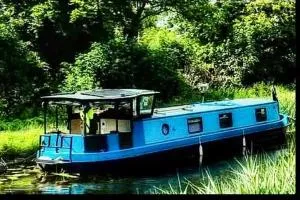 5 star stunning houseboat, no experience required - Tyrrellspass