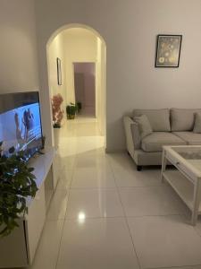 شقه 2 حي المروج مقابل المركز المالي