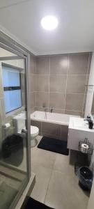 Ballito Coastal Bliss - Entire 3-bed Luxury, Wifi, Parking, Gym, Swimming Pool in Excellent Location!