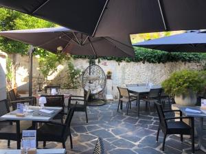 Hotels Le Crist'Al, hotel et restaurant, partiellement climatise, en front de mer et centre ville : photos des chambres