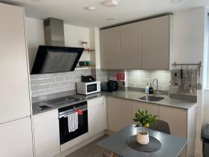 Central Leigh, on the Broadway, private gated parking, balcony