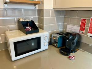 Central Leigh, on the Broadway, private gated parking, balcony