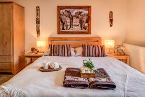 Family Room with Lake View room in Africa House