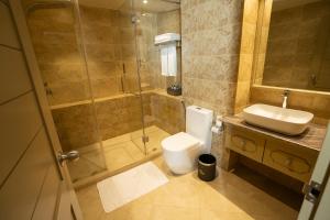 Grandeeza Hotel by Galison