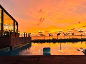 Grandeeza Hotel by Galison