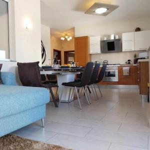 Luxury 9 person Holiday Home a walk to Pacevilles nightlife