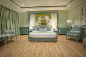 Grandeeza Hotel by Galison