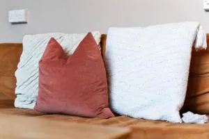 Yasmins Cosy 3 Bed Home - Brand New, FREE Parking - Hosted by Stay Host Save - Tredegar